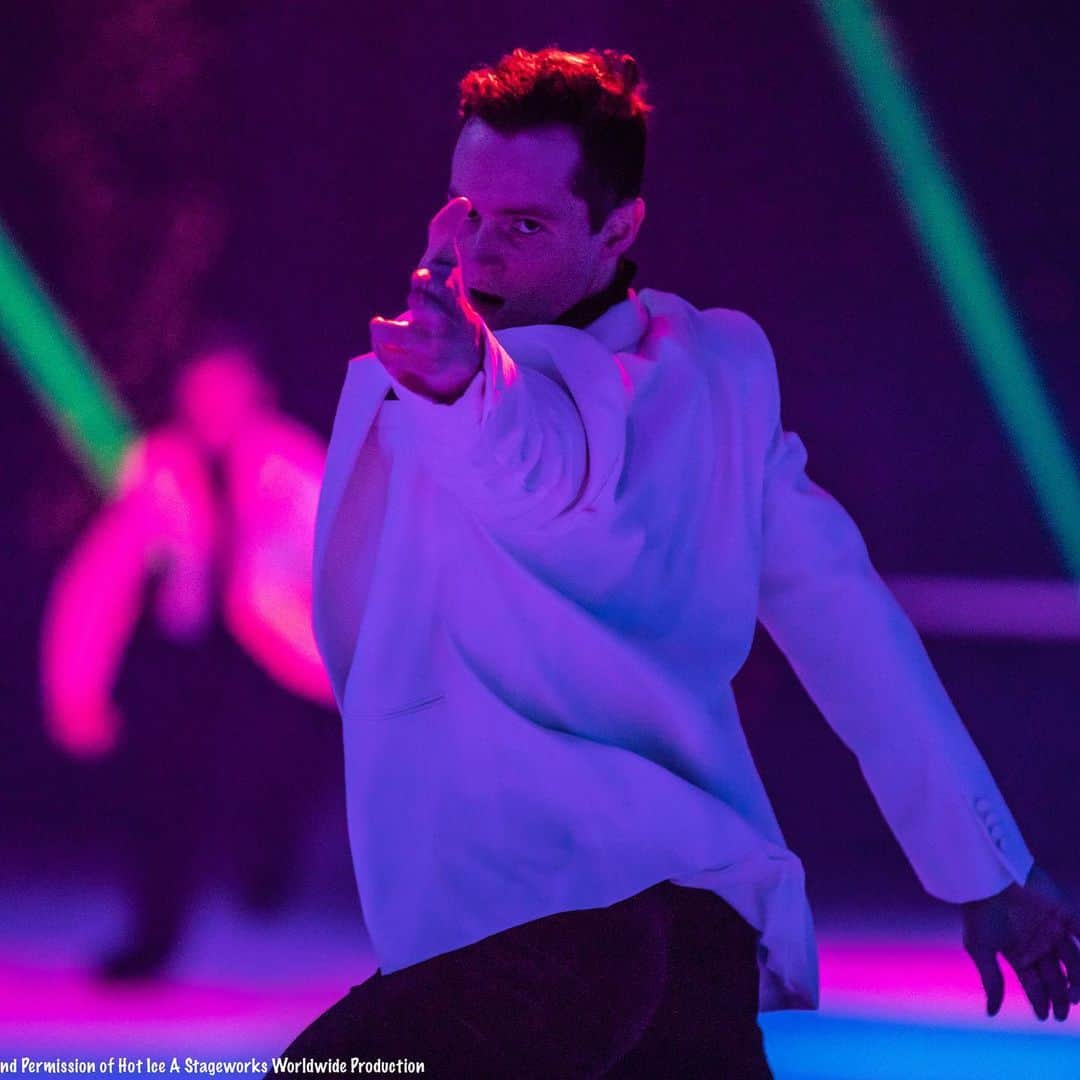 ジョーダン・モエラーのインスタグラム：「The end is in sight 🔫 Only 10 more shows to go of the @hoticeshow!  #hotice #pleasurebeach #blackpool #desire #pewpew 📷 with kind permission of Steve Lee and Stageworks Worldwide Productions」