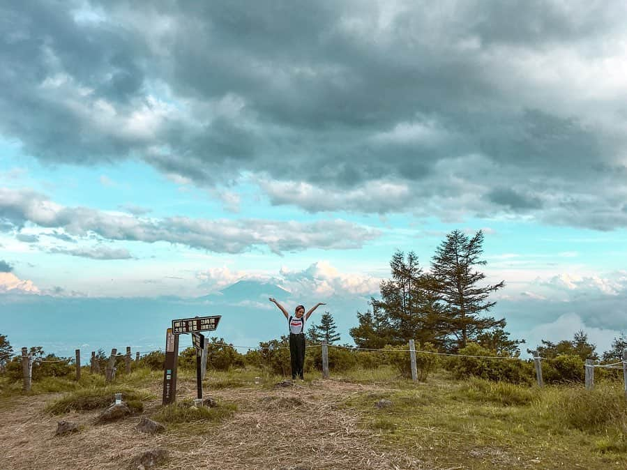 宏実さんのインスタグラム写真 - (宏実Instagram)「山梨の山頂にて⛰#甘利山 ⚠️動画音量注意⚠️ edited by @haneypresets #haneypresets」9月3日 20時58分 - hiromisrainbow