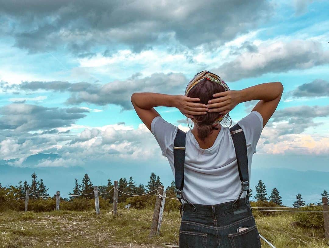 宏実のインスタグラム：「山梨の山頂にて⛰#甘利山 ⚠️動画音量注意⚠️ edited by @haneypresets #haneypresets」
