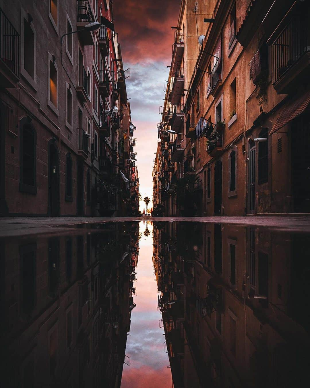 Thomas Kakarekoさんのインスタグラム写真 - (Thomas KakarekoInstagram)「the times we had #tb to this little alley in Barcelona that leads up straight to the beach, to old-school tapas joints and fresh laundry strung from rusted balconies. yes, I really miss this city today and can‘t wait to be back for a short holiday in the fall.  1, 2 or 3 what‘s your favorite one of this set?  #barcelona」9月3日 20時54分 - thomas_k