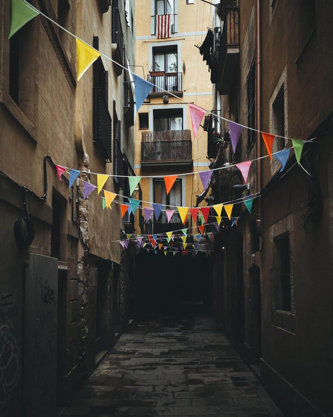 Thomas Kakarekoさんのインスタグラム写真 - (Thomas KakarekoInstagram)「the times we had #tb to this little alley in Barcelona that leads up straight to the beach, to old-school tapas joints and fresh laundry strung from rusted balconies. yes, I really miss this city today and can‘t wait to be back for a short holiday in the fall.  1, 2 or 3 what‘s your favorite one of this set?  #barcelona」9月3日 20時54分 - thomas_k