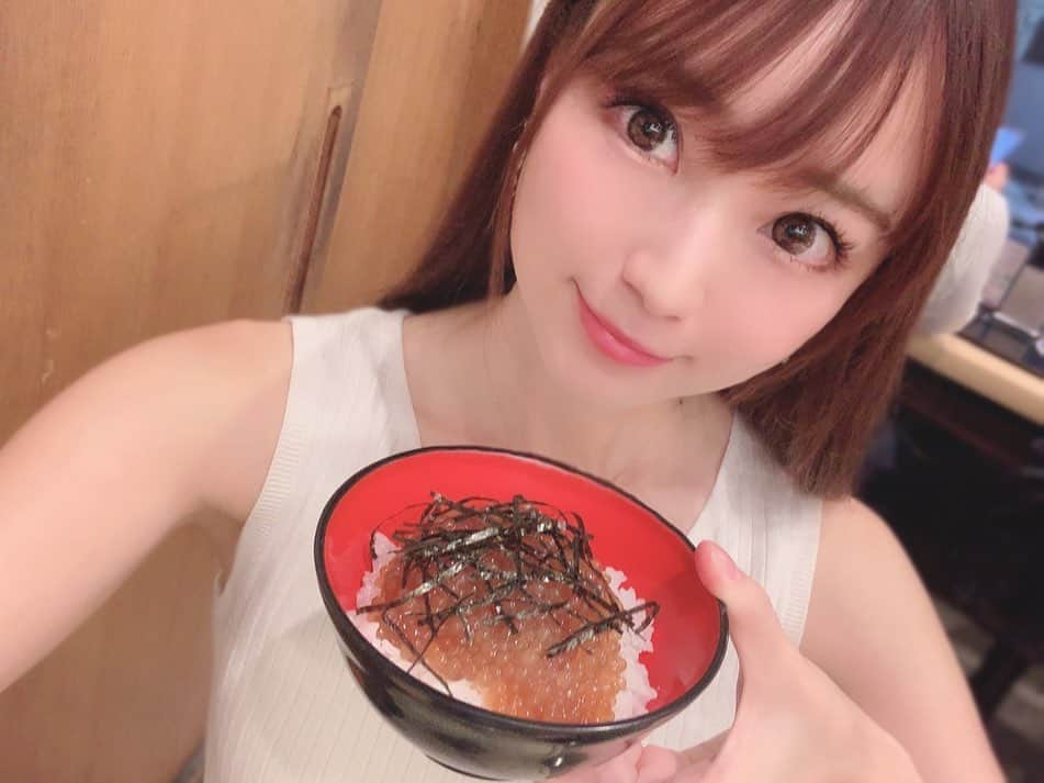 小越しほみさんのインスタグラム写真 - (小越しほみInstagram)「いくら丼に見えるだろ... ・ これ、タピオカなんだぜ... ・ ・ ・ ・ 友達から富士そばにタピオカ丼というものあるって聞いてたまたま店舗の近くにいた私は好奇心だけで食べてみた。 ・ タピオカの味は1ミリもしなかった。 むしろ醤油の味以外しなかった。 ・ そもそもタピオカの味ってなんだろう... 哲学的...(◜௰◝) ・ #タピオカ丼 #タピオカ漬け丼 #富士そば #富士そば三光町店 #新宿 #食レポ #タピ活 #ひとりごはん #もう食べることはない」9月3日 20時55分 - shihomi1129