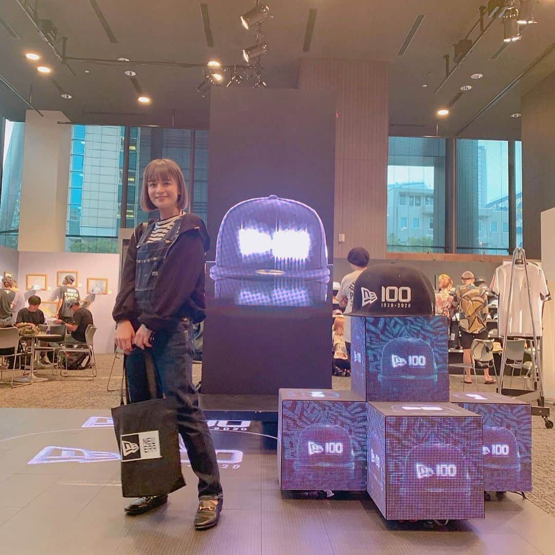 のインスタグラム：「NEW ERAの展示会行かせていただきました！  可愛いキャップとお洋服とバッグ頼んだよー👜  KEVIN LYONS のイラストも可愛かった💞」