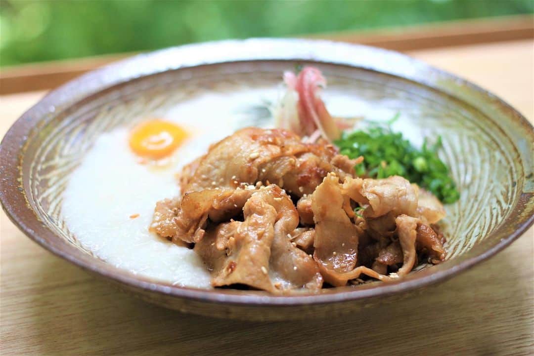 のインスタグラム：「《クスパ掲載レシピをご紹介》 . お料理＆お菓子の教室　12カ月 佐藤　絵里子先生のレシピです🍽 ------------------ ［ スタミナ豚の生姜炒めとろろがけ ］ . 元気がない時におすすめ。ご飯の上にのせて、丼にするのもおすすめ。 . 【材料】 分量:1人分 調理時間:10分  豚薄切り100ｇ 長芋約5㎝ A　砂糖大さじ1/2 A　醤油大さじ1/2 A　みりん大さじ1/2 A　酒大さじ1/2 A　生姜すりおろし小さじ1/2 A　にんにくすりおろし小さ1/4 青ネギ（小口切り）適量 茗荷（千切り）適量 きざみ海苔または青のり適量 うずら卵または卵黄1個 ごま油適量 . 【作り方】 1 Aを混ぜておく。  2 豚は必要であれば食べやすい大きさに切り、片栗粉をまぶす。  3 フライパンに油を熱して、豚肉を炒める。色が変わったらAを入れてからめる。  4 器に盛り付ける。  5 長芋をおろす。  6 豚にとろろをかけ、青ネギ、茗荷、うずら卵、きざみ海苔を添える。醤油を添える。 . ★ 調理のコツ・ポイント ＊　豚薄切りの部位はお好みで。  #クスパ #クスパレシピ #おうちごはん #料理教室 #料理好きな人と繋がりたい #簡単レシピ #おうちグルメ #カフェ飯 #お家カフェ #おうちカフェ#豚の生姜焼き #レシピ」
