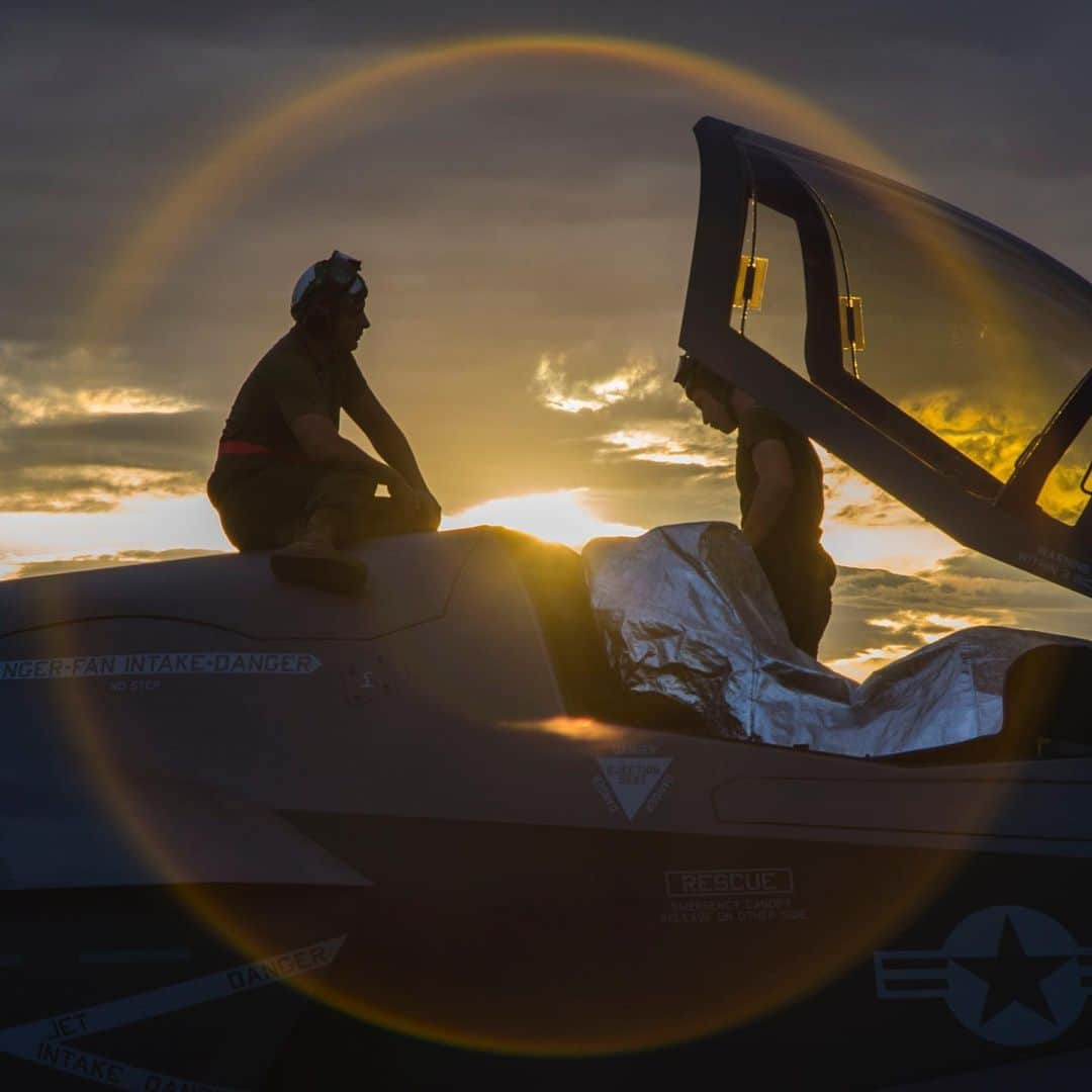 アメリカ海兵隊さんのインスタグラム写真 - (アメリカ海兵隊Instagram)「Doctor Strange  Cpl. Kyle Lee and Lance Cpl. Patrick Soler, fixed wing aircraft airframe mechanics with @3rdmaw, inspect an F-35B Lightning II prior to a flight during exercise Red Flag 19-3 on Nellis Air Force Base.(U.S. Marine Corps photo by Lance Cpl. Levi J. Guerra)  #Marines #USMC #Military #Exercise」9月3日 21時01分 - marines