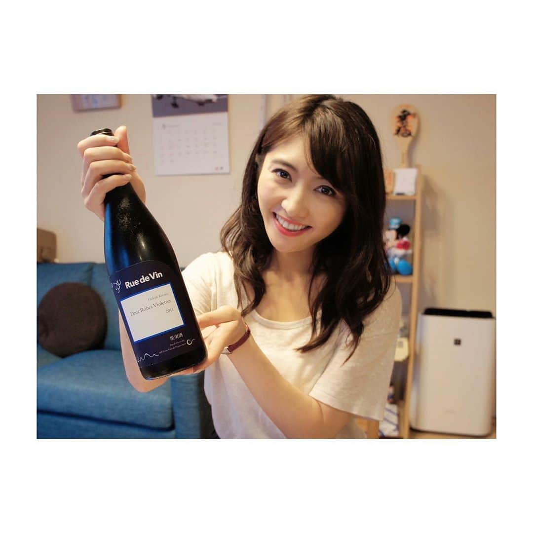のインスタグラム：「🍷 大学時代からの友達宅で女子会💗 第二の故郷・長野の 赤ワインを飲みました😊 ． 長野県#東御市 で作られたワイン🍾 自社農園ぶどう100%です✨ 深みがあって美味しかった❣️ #CabernetSauvignon #Merlot ． サプライズでお誕生日も 祝ってもらいました😭🎂 びっくりしたー！！ ． 今年初めてのお誕生日祝い🎉 ありがとう🥰 ． #長野ワイン #ruedevin #リュードヴァン #長野好き #久保井朝美 #9月20日生まれ #空の日 #ワイン女子会」