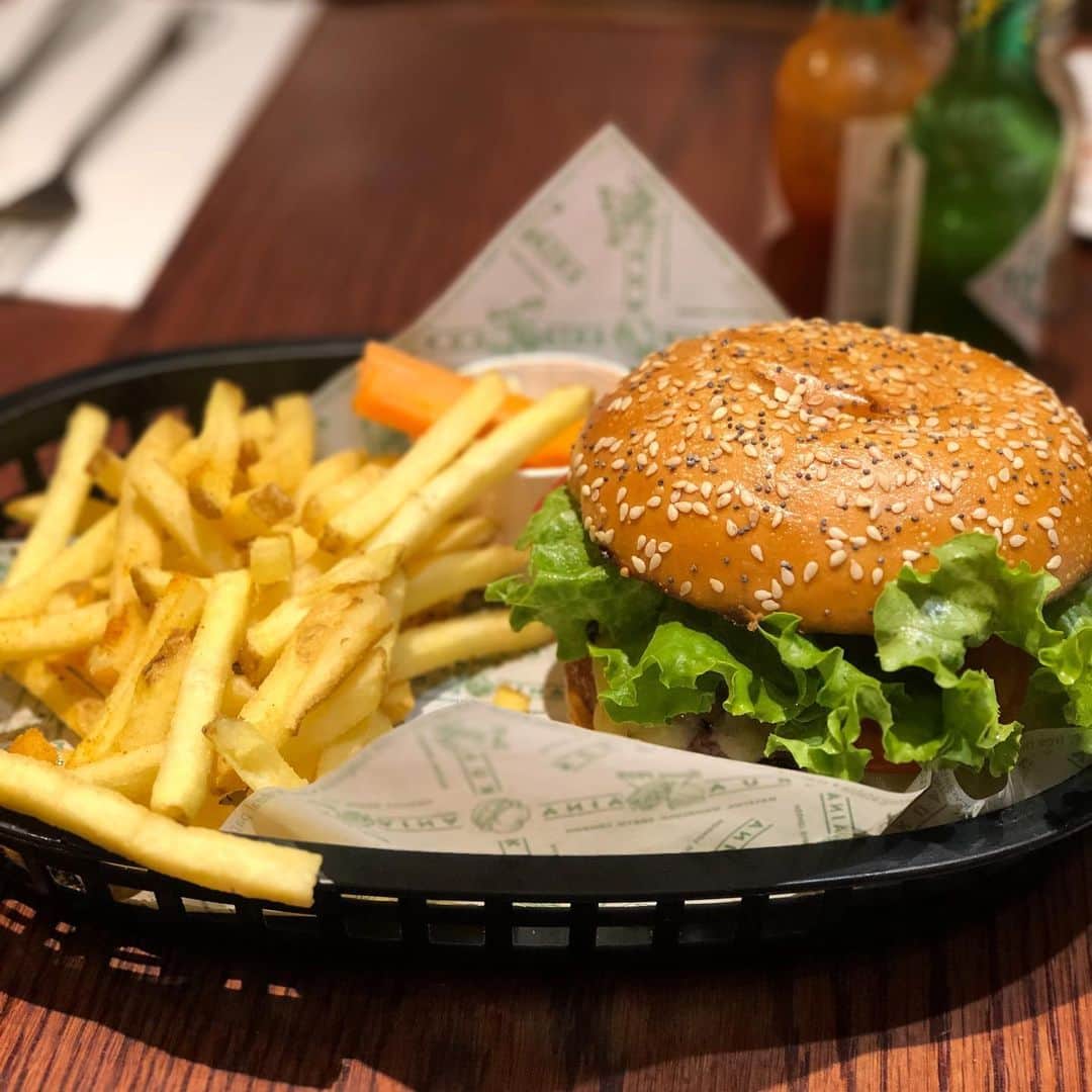 Kua 'Aina UKさんのインスタグラム写真 - (Kua 'Aina UKInstagram)「Cheese burger and skin on fries. Nothing fancy. Just plain ol’ deliciousness.」9月3日 21時07分 - kuaainauk