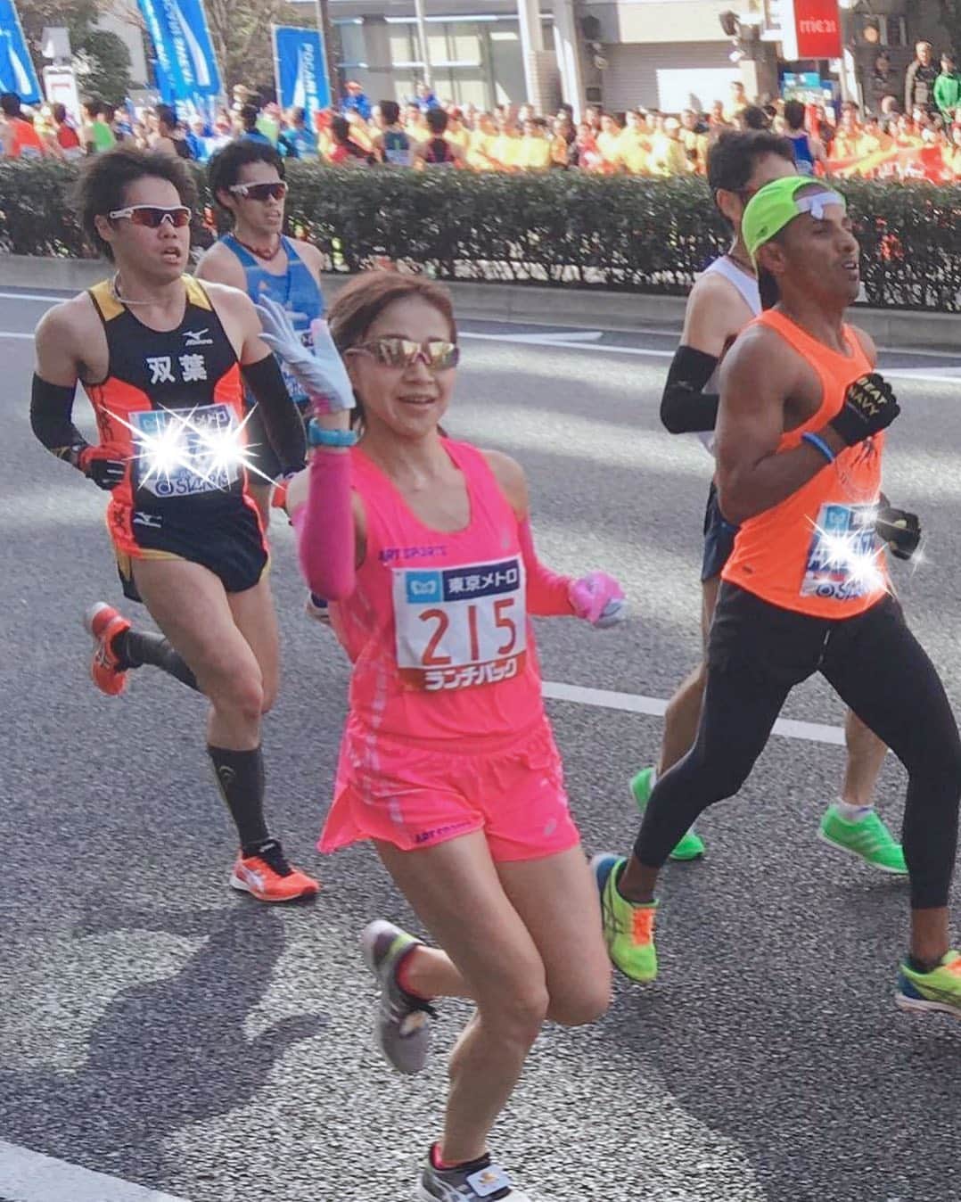 鈴木莉紗さんのインスタグラム写真 - (鈴木莉紗Instagram)「皆さんは走るのが好きですか？ わたしは最近ようやく、心の底から「走るの大好き！」って思えるようになりました。 時間と体力が許せばもう何時間でも走っていたい😂 ・ 特に2016年の東京マラソンが終わったあと、大嫌いになってしまったこともあります。 だからきついメニューなどをやる前は憂鬱になっていました。 じゃあなぜ以前はそんな練習でもできていたのか？というと 「レースで勝ちたいから」 「すごいと認められたいから」 という気持ちが強かったからです。 ・ そんな状態でやっていたので、記録が停滞した途端モチベーションが下がることばかり…。 ・ でも今は純粋に走ることが大好きで、どんな練習でも前向きに楽しく取り組めるようになりました。 ・ 走ることが苦痛でなく、わたしにとってかけがえのないものになれた今の自分でいられることが幸せです。 ・ 今年は調子が良く、慎重に走れれば自己ベストに手が届きそうなのでがんばります！ 写真は自己ベストを出した東京マラソン2016で、武田レッグウェアーの武田さんに撮影してもらったものです📸 #東京マラソン2016 #マラソン #ランニング #燃え尽き症候群からの復活」9月3日 21時03分 - suzuki__lisa