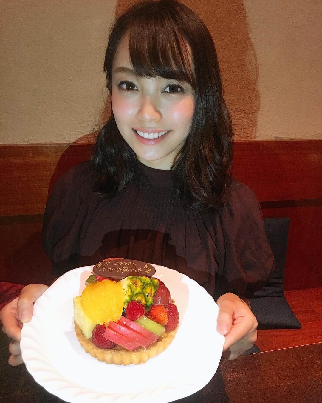 杜このみのインスタグラム：「昨夜、お世話になっている方のお店へお邪魔しました💓 先日は、お忙しい中 ご家族でキャンペーンミニライブに足を運んで下さり、 『キャンペーンお疲れさまです！』というメッセージの込められたケーキまでお気遣いを頂いてしまいました…！！ とても嬉しかったです💓 ＃ケーキ ＃嬉しいメッセージ付き ＃感謝」
