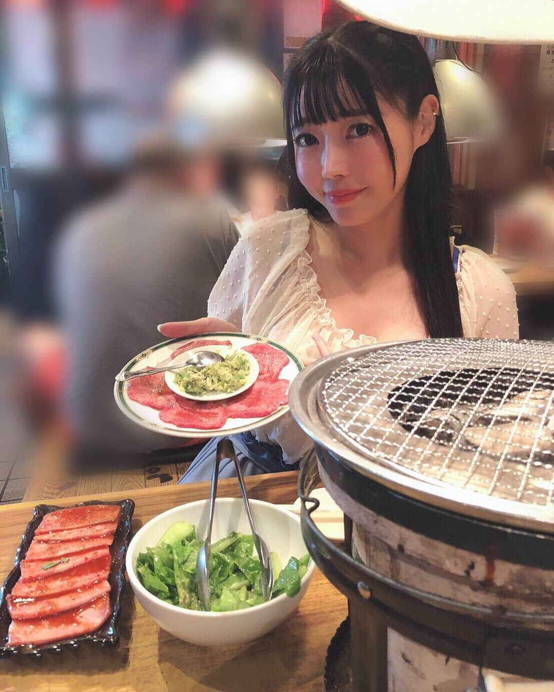 みねりお(旧：柴咲 凛)さんのインスタグラム写真 - (みねりお(旧：柴咲 凛)Instagram)「肉食女子部🤤🍖︎💕︎✖️伝説のレインブーツ❣️@打ち合わせ🤓  #打ち合わせ #伝説 #レインブーツ #肉食女子部 #焼肉 #ハーフツイン #みねりお #みねパイ #峰不二子 #リアル峰不二子 #撮影会 #グラビア #グラビアアイドル #グラドル自画撮り部 #インスタグラビア #カメラ #ポートレート #わっしょい ⁦‪#Jカップ‬⁩ ⁦#わがままボディ‬ #おっぱい #巨乳 #sexy #筋肉女子 #筋トレ女子 #柔軟 #猫好き #ポールダンス #ポールダンス女子 #１ミリでもいいなと思ったらいいね」9月3日 21時14分 - mine_rio