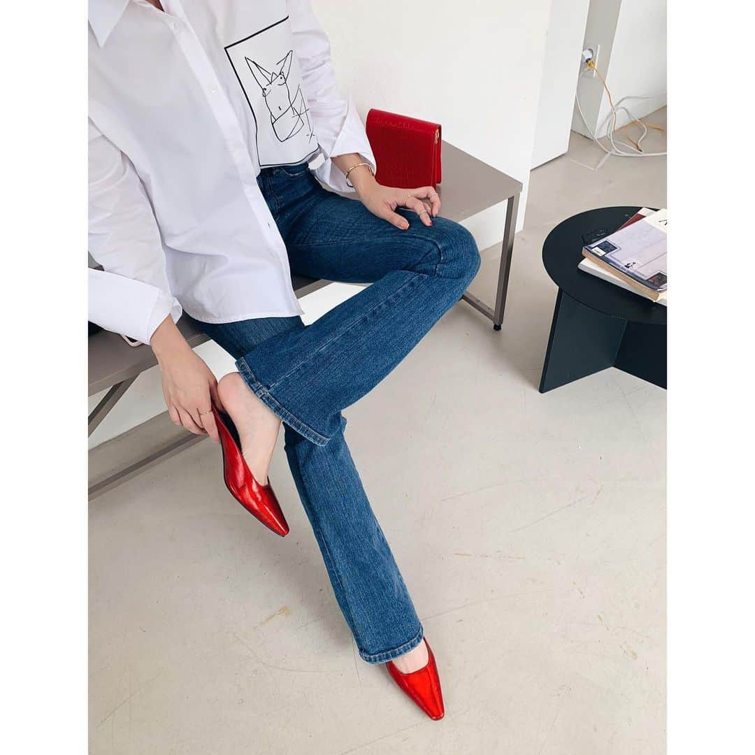 カン・ヘヨンさんのインスタグラム写真 - (カン・ヘヨンInstagram)「제작 #뮬 #레드 착용 사진들 먼저 풀게요👠♥️ 맨 마지막 꼭 확인해주세요  자 이제 사이즈를 정해볼까요?🤩 220사이즈 또는 255사이즈 착용하시는 분들 계신가요!  그리고!!! 중간에 있는 제작 진청 데님👖과의 레드의 조화... 하 이거지☝🏽 📌뮬 단점인 입구부터 막히는 부분을 보완하여 제작하였답니다 쉐입자체가 신고 벗기 좋게 디자인하여 발 볼 넓으신 분들도 쏙쏙 쑥쑥 들어가실거에요:)) _ 1차는 추석 연휴 시작인 9/12일부터 15일까지로 결정되었으며 입고 지연을 막고자 500족 한정수량으로 주문 받을 예정입니다 🙇🏻‍♀️♥️」9月3日 21時08分 - mangdoo_noona