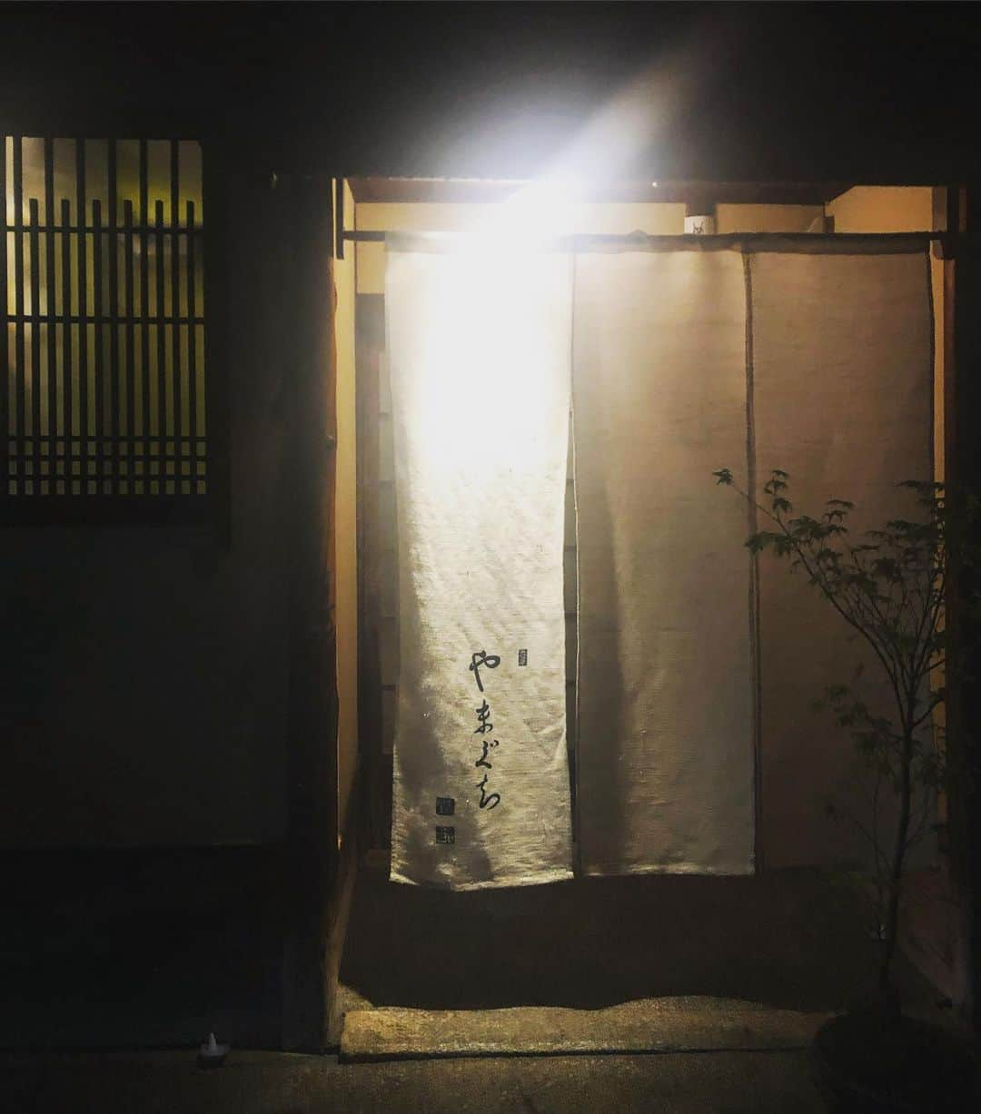 鬼辻麻衣さんのインスタグラム写真 - (鬼辻麻衣Instagram)「📍祇園 やまぐち  あんちゃんと、贅沢すぎた京都でのディナー🤤 は、ずっと行きたいと思ってた やまぐち。 この日たまたまミンスも居てて、ずっとガールズトークで盛り上がった🤣🧡 ・ 楽しい人たちと美味しい料理食べて、 いい夜やったな🤤🌙 ありがとう🧡 ・  #祇園やまぐち」9月3日 21時12分 - kitsumai