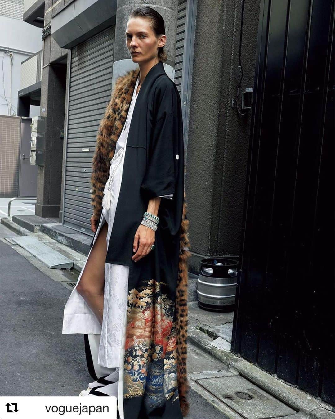 アンナ・デッロ・ルッソさんのインスタグラム写真 - (アンナ・デッロ・ルッソInstagram)「#Repost @voguejapan 🎉🎉🎉 写真家ユルゲン・テラーが日本の美とアイコニックなジュエリーを掛け合わせ、究極の美を捉えた。東京の下町を舞台に撮り下ろしたファッションストーリーは、発売中の『VOGUE JAPAN』10月号にてチェックして👘✨ Check out our special fashion story “TOKYO BACKSTREET” taken by Juergen Teller.  Photos: #juergenteller Styling: @sissyvian  Hair: Taku at @___cutters___  Makeup: @ayaminishimura  Manicure: @takano_naoko and #HitomiSakamoto @nadine_nails_  Model:#KarolinWolter wearing @bulgariofficial jewelry, @ysl stall, Komono from #kimonohouse  #voguejapan #octoberissue」9月3日 21時12分 - annadellorusso