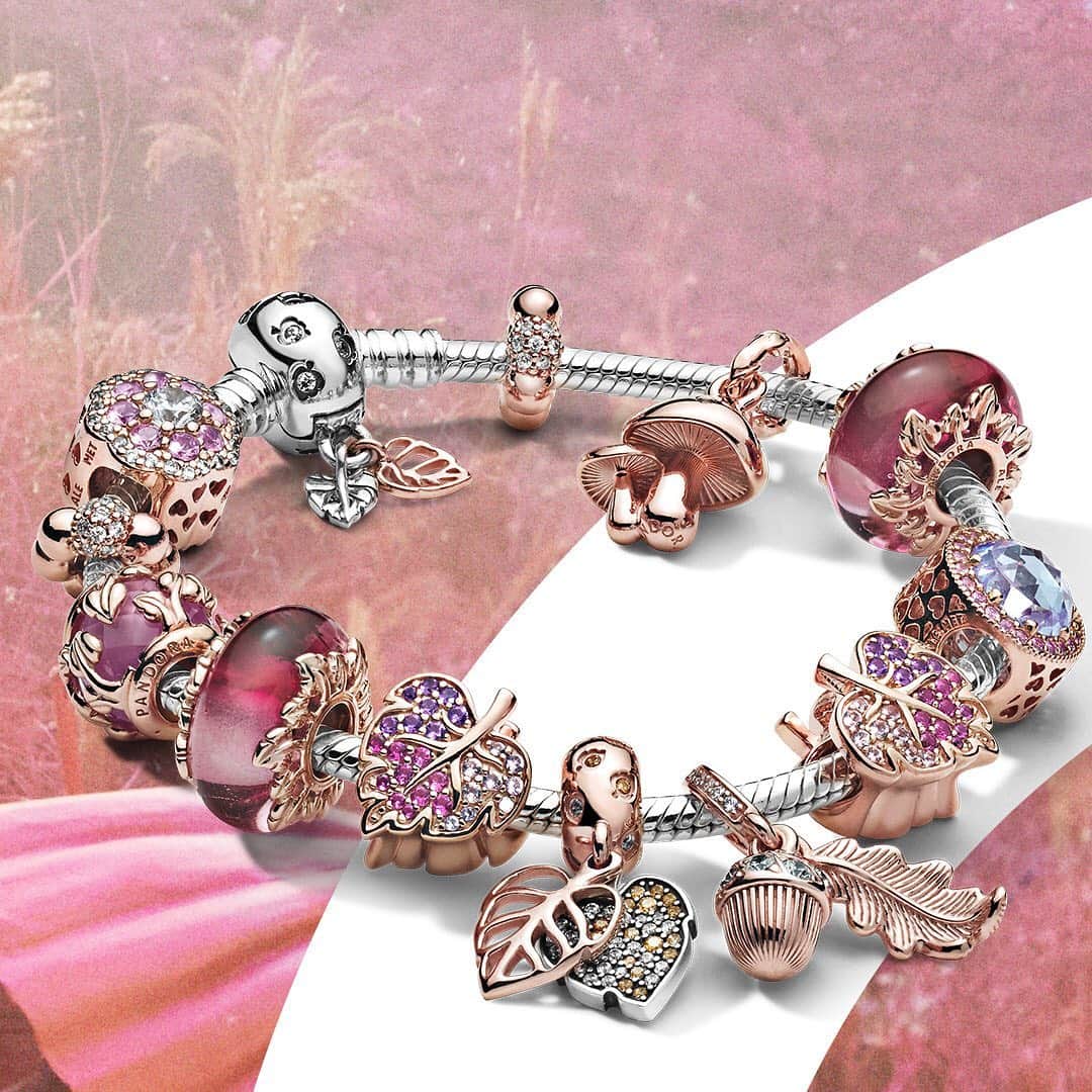 PANDORAさんのインスタグラム写真 - (PANDORAInstagram)「Show off your stories and the things you love with brand new nature-inspired charms finished in Pandora Rose.  #WhatDoYouLove #PandoraCharm #AutumnStyle」9月3日 21時14分 - theofficialpandora