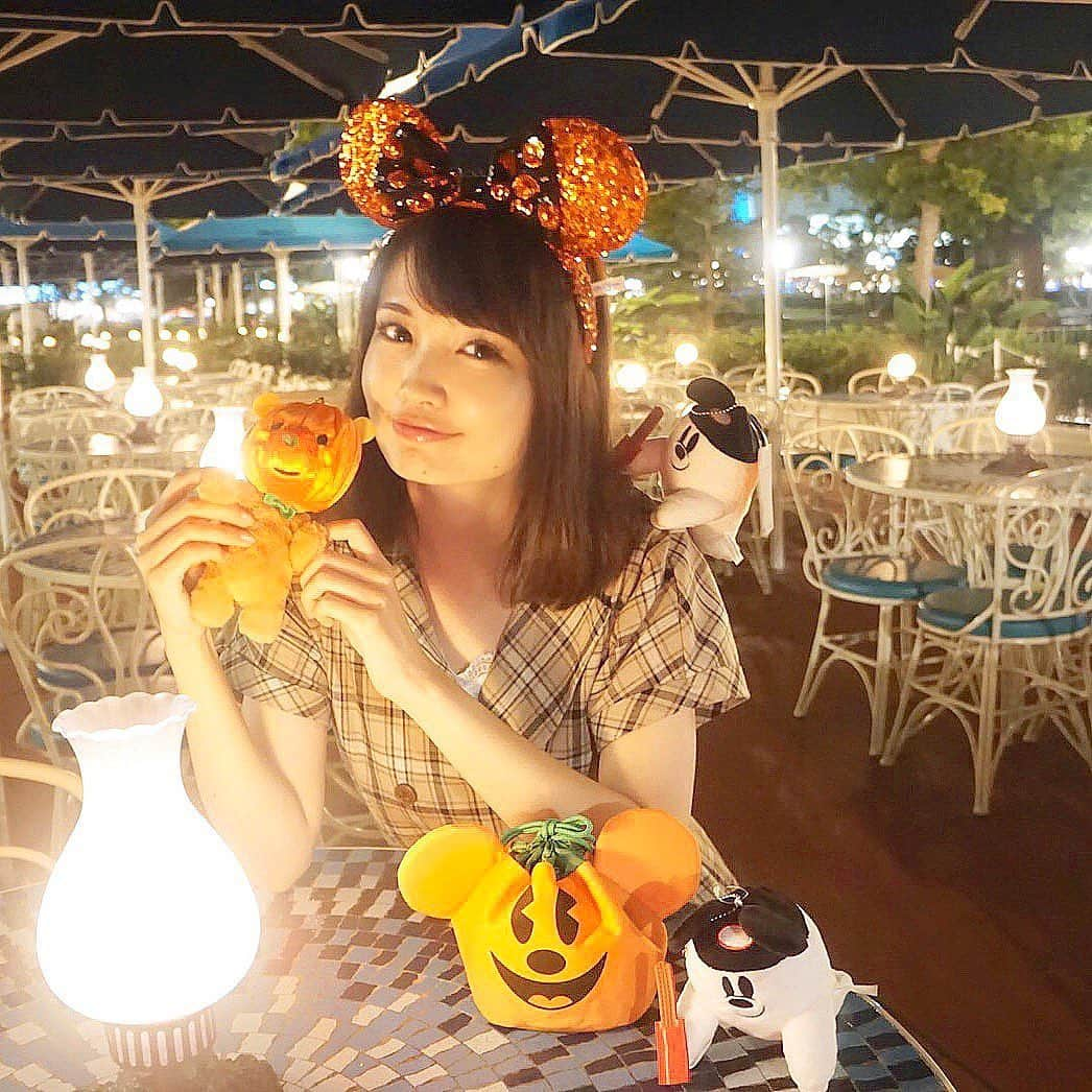 浅井麻里さんのインスタグラム写真 - (浅井麻里Instagram)「🎃👻﻿ ﻿ 昨日のハロウィングッズ発売日は、﻿ お仕事終わりに急遽ランドへ🏰💕﻿ ﻿ グッズ買ってハロウィンメニュー食べて、﻿ エレクトリカルパレードちょっと見て、﻿ アトラク乗って…年パスらしいまったりイン❤️﻿ ﻿ カンベアのぬいぐるみバッジと﻿ ミッキーパンプキン巾着は﻿ るなちゃん(@runakumaa)の借りて﻿ 撮ってもらった💕🙏﻿ ﻿ ﻿ 写真2枚目が、プラザパビリオンの﻿ ハロウィンスペシャルセット🎃﻿ ジャックのハンバーグがインパクト大！🍽﻿ ﻿ ﻿ #ディズニーハロウィーン2019#ディズニーハロウィン#ハロウィングッズ#ディズニーランド#おばけミッキー#スパンコールカチューシャ#プラザパビリオン#tokyodisneyresort#disneyland#halloween#disneygoods」9月3日 21時17分 - mari_asai_625