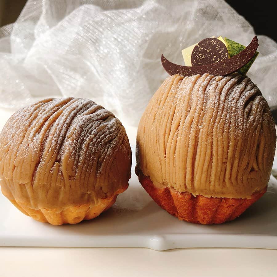 のインスタグラム：「もう、ニューヨークから帰国しちゃいましたー♪ 早速！和栗を食べよ〜🌰🌰😊💓 ・ スーパーモンブラン‼️ 今年も9/1〜来年1/31まで販売。 ホテルニューオータニ「SATSUKI」で買えます♡ ・ ・ 左)モンブラン 右)スーパーモンブラン ・ ・ なんと😇スーパーモンブランは3300円に値上がりしてしまったのですが、素材こだわりと技とを考えるとそれも納得の範囲なのかも〜⭕️ ・ ・ →2枚め)スーパーモンブラン断面 今年の特徴は「美味と健康」✨ ・ ・ 旬の国産和栗のマロンペースト、 豆乳・アーモンドミルク・元祖くず餅「船橋屋」の「くず餅乳酸菌®︎」も入ってます。 ・ ・ 豆乳ホワイトガナッシュ、黒蜜あんこなど、おいしさを広げてくれます。 今回は熊本県産の「利平」。味が濃くおいしい♡ ・ ・ モンブランも香り良くおいしく、 実は、4枚目→ ちらっと後ろに写っているのは、栗と抹茶のedoミルフィーユ。これも食べちゃいました。 ・ ・ 和栗と聞くと、あれば全部食べたくなっちゃうのよね。笑😅💓🌰 ・ ・ ミルフィーユはまた後日書きますねー♪ ・ ・ #スーパーモンブラン#モンブラン#サツキ#satsuki#栗#和栗#里井真由美#ホテルニューオータニ#ニューオータニ#1級フードアナリスト里井真由美 #さといいね」