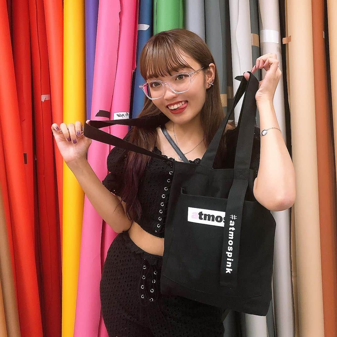 Popteenさんのインスタグラム写真 - (PopteenInstagram)「撮影にきてたねおんつぇるのバッグは、今月号の付録atmos pinkのトートバッグ💜💜サブバッグとしてプライベートでもリアルに愛用中🙆‍♀️✨売り切れるまえにモデルとおそろのバッグGETしてね💫 #popteen#ねおんつぇる#付録#愛用中#バッグ#atmos#トートバッグ#黒バッグ#ロゴ#ロゴバッグ#豪華#付録バッグ#雑誌#ねお」9月3日 21時26分 - popteen_official