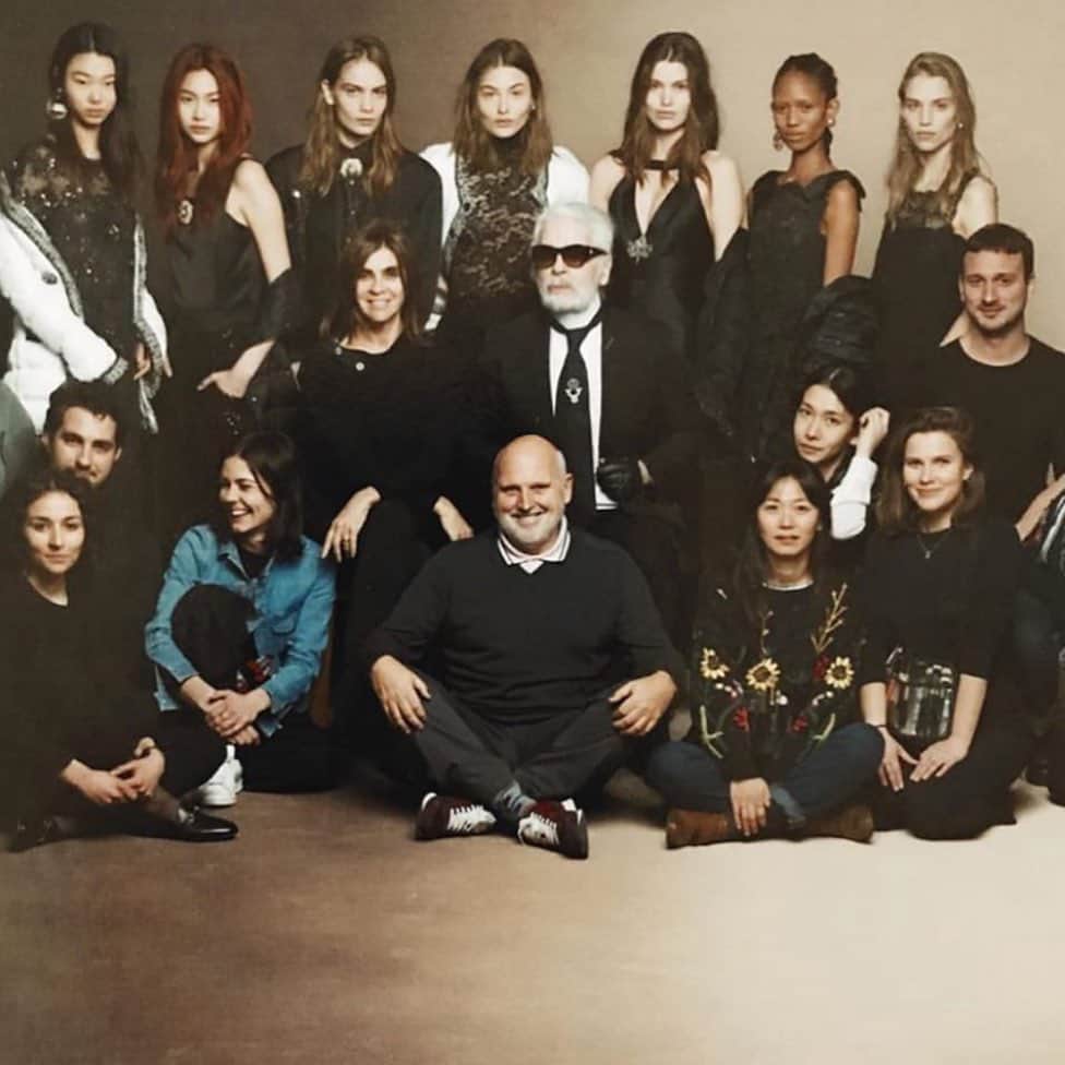 カリーヌ・ロワトフェルドのインスタグラム：「Back to school, but the master will not coming anymore 🖤 @karllagerfeld」