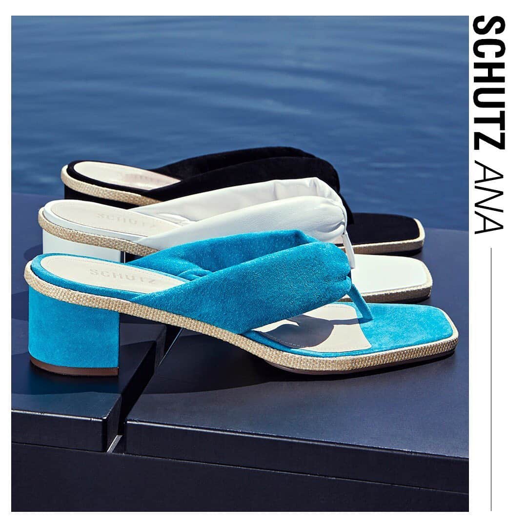 Schutzのインスタグラム：「WELCOME: ANA, a nova flip flop da SCHUTZ. “Ana, a companhia perfeita.  às vezes Júlia; às vezes Gabriela; às vezes Maria, Vitória. Às vezes Paula, Flávia, Beatriz, às vezes Clara, Cecília. Alice... mas sempre, sempre Ana.  É a mulher vitoriosa. É a graciosidade da garota que dança por entre os ventos da vida. É o olhar eterno de menina. É a lua de infinitas fases.” @akapoeta  #schutzsummer #schutzana」