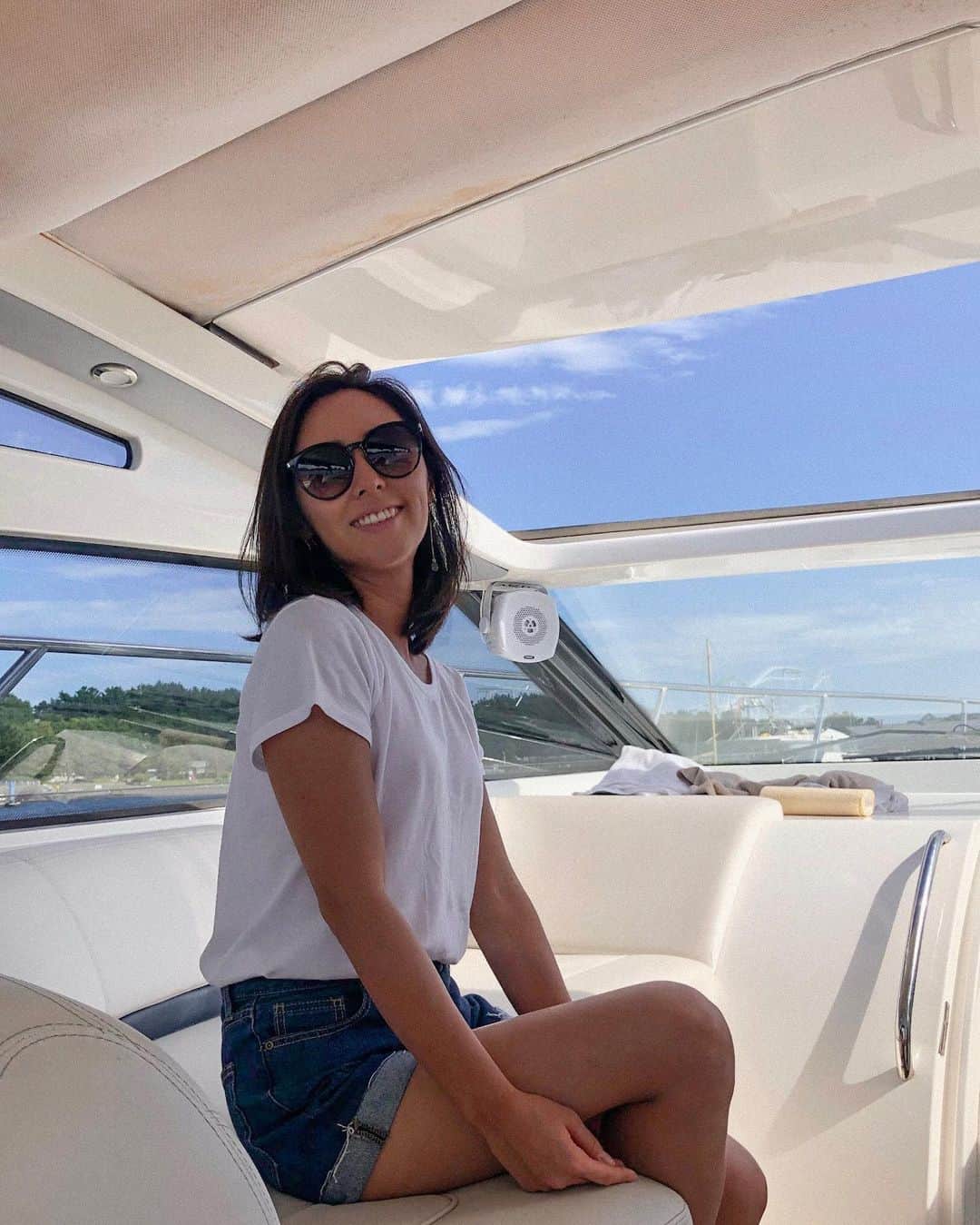 のインスタグラム：「Those summer sale shorts and T-shirt I bought on the way to the beach did a such great job! I love my 30$ coordinate🤙🏽⚓️💙 本格的な水遊びをするとは思わず急遽買い出しで寄ったショッピングモールで見つけた、セールで1900円だったショートパンツとTシャツで代用！笑 3,000円コーデの完成✌🏽 決して映えはしないけど、思いっきり楽しめたからよし🧡 . #summertime #yachtlife #cruising #Japan #beachlife #Japanese #asianmodel #夏の思い出 #船 #クルージング #プチプラコーデ #海のある生活」