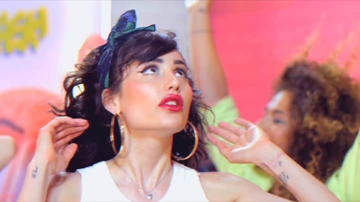 Greta Menchiのインスタグラム：「FUORI ORA IL VIDEOCLIP DI TINTA. Link nella bio ✨💃🕺」