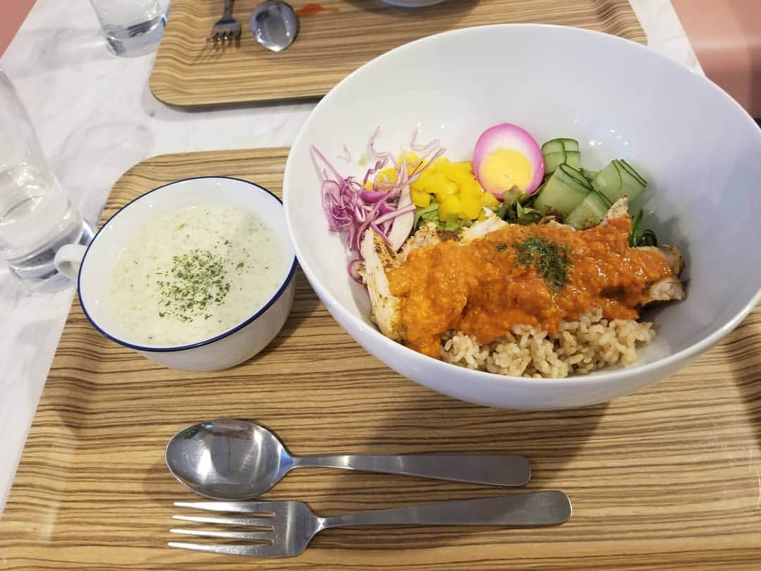 永吉令奈のインスタグラム：「プロテインラボ💜  インディアン美味しかった🤩✨ #減量食ランチ #筋肉飯  #大阪ヘルシーランチ  #北堀江ランチ #プロテインラボボウル」