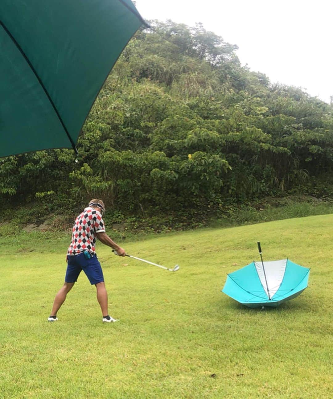 城戸康裕さんのインスタグラム写真 - (城戸康裕Instagram)「今日は、1日ゴルフコース🏌️‍♂️ ・ 雨降ったり、ピーカンで激暑かったり、大雨きたり、バッタがぴょんぴょんしてたり🌞☂️🌈🦗 ・ コースのコンディションは💩中の💩笑 ・ 早くもっと上手くならなくてわ！！ ・ このDIVINERのバッグ、カートバッグとして最高👍 ・ #k1ワールドコンペ #やらなきゃ #そして優勝しなきゃ⛳️🏅 #ゴルフウエアプロデュースしたい❗️ @diviner_official #golf #ゴルフ @kj_uehara #オモロー末永」9月3日 21時31分 - yasuhiro.kido