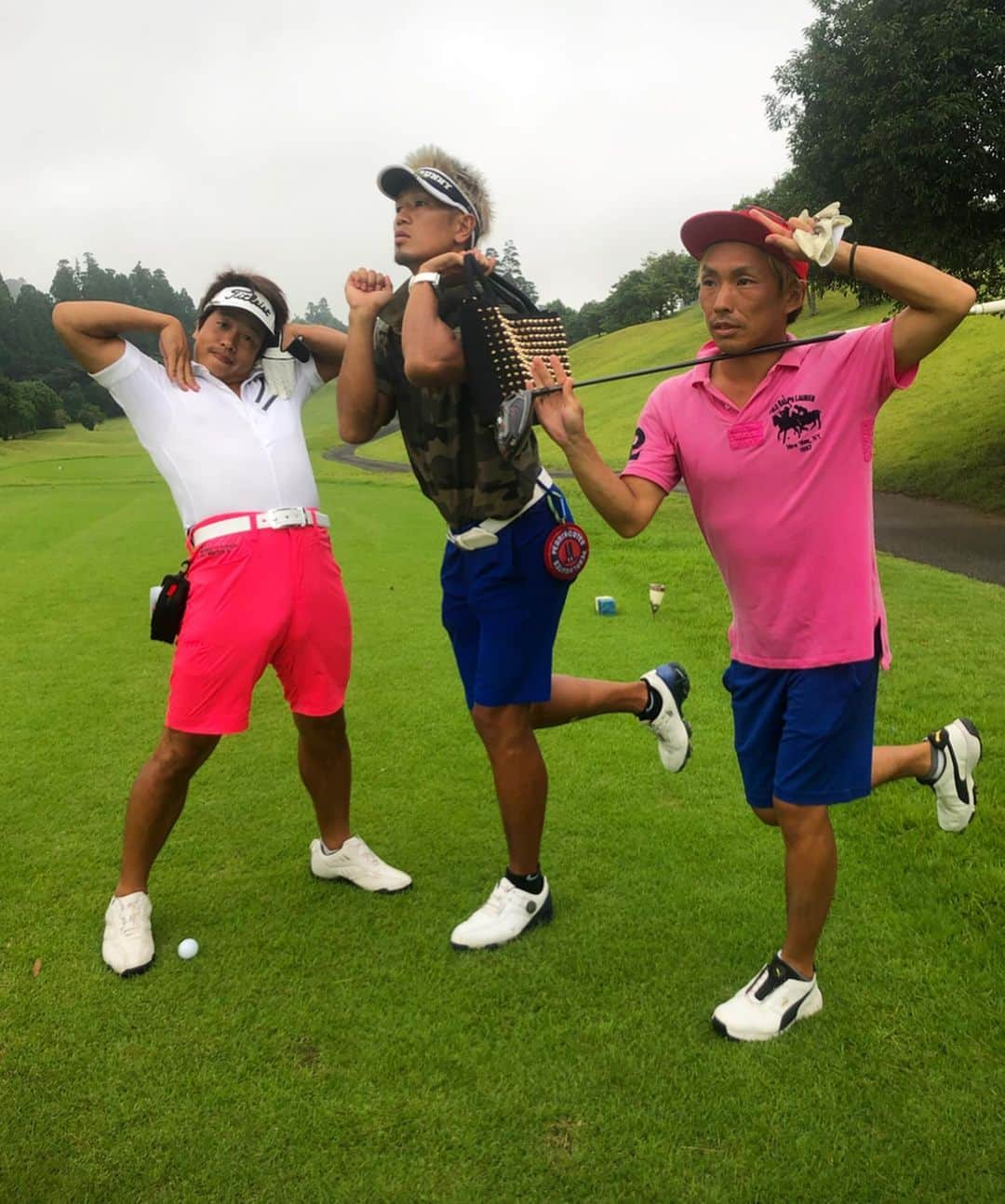 城戸康裕さんのインスタグラム写真 - (城戸康裕Instagram)「今日は、1日ゴルフコース🏌️‍♂️ ・ 雨降ったり、ピーカンで激暑かったり、大雨きたり、バッタがぴょんぴょんしてたり🌞☂️🌈🦗 ・ コースのコンディションは💩中の💩笑 ・ 早くもっと上手くならなくてわ！！ ・ このDIVINERのバッグ、カートバッグとして最高👍 ・ #k1ワールドコンペ #やらなきゃ #そして優勝しなきゃ⛳️🏅 #ゴルフウエアプロデュースしたい❗️ @diviner_official #golf #ゴルフ @kj_uehara #オモロー末永」9月3日 21時31分 - yasuhiro.kido