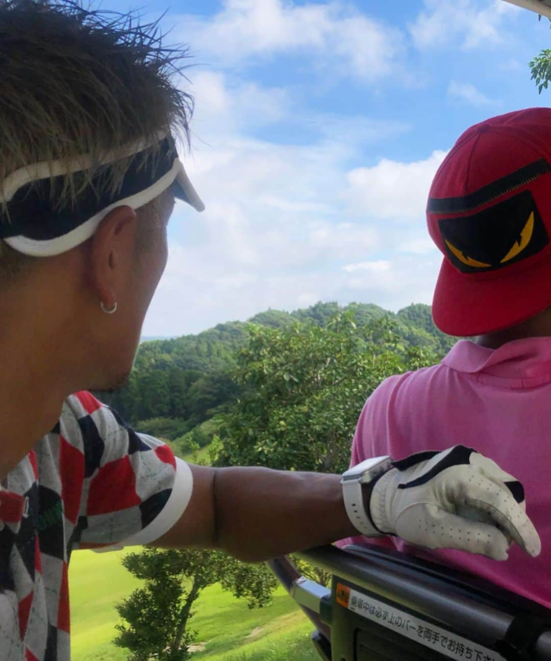 城戸康裕さんのインスタグラム写真 - (城戸康裕Instagram)「今日は、1日ゴルフコース🏌️‍♂️ ・ 雨降ったり、ピーカンで激暑かったり、大雨きたり、バッタがぴょんぴょんしてたり🌞☂️🌈🦗 ・ コースのコンディションは💩中の💩笑 ・ 早くもっと上手くならなくてわ！！ ・ このDIVINERのバッグ、カートバッグとして最高👍 ・ #k1ワールドコンペ #やらなきゃ #そして優勝しなきゃ⛳️🏅 #ゴルフウエアプロデュースしたい❗️ @diviner_official #golf #ゴルフ @kj_uehara #オモロー末永」9月3日 21時31分 - yasuhiro.kido