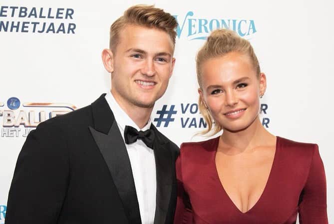 のインスタグラム：「Both proud and honoured to win the Eredivisie 2018-2019 Golden Shoe. I want to thank everyone who supported me this year 🙏🏻」