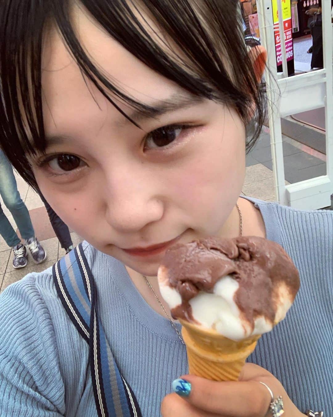 村川緋杏さんのインスタグラム写真 - (村川緋杏Instagram)「大阪行ってトルコアイスをお姉ちゃんとはんぶんこの旅よ〜〜🍨 . #大阪 #大阪旅行 #トルコアイス」9月3日 21時36分 - murakawabibiann