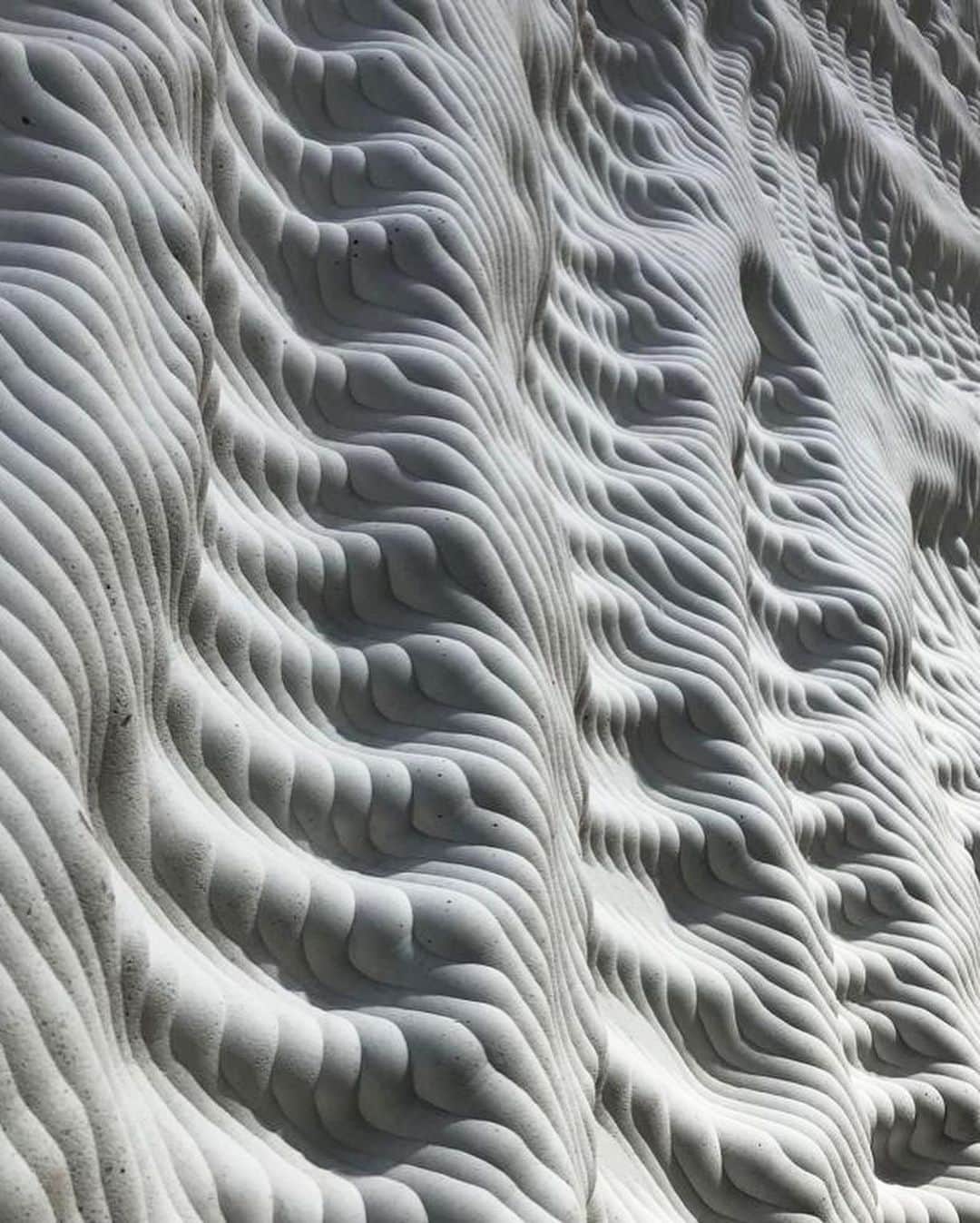 Iris Van Herpeさんのインスタグラム写真 - (Iris Van HerpeInstagram)「Iris van Herpen debuts large scale architectural collaboration for the Naturalis Museum in Leiden, The Netherlands, with Neutelings Riedijk Architects.  More than a kilometre of three-dimensional designs of marble-sanded concrete shape the new structure of The Netherland’s world-renowned Institute for Biodiversity. "The erosion details within rocks, re-sculpted by water throughout centuries and the eternalised mysterious beauty of fossils moved me to drape and pleat with stone instead of silk. Three-dimensional biomorphic patterns entwine the in and outside of Naturalis, like the archeology of a dress.” - Iris van Herpen.  The new Naturalis boasts an amazing collection of forty-two million objects, amongst the five largest natural history collections in the world. ~ Photos by Scagliola/Brakkee #irisvanherpen #naturalis #leiden」9月3日 21時39分 - irisvanherpen