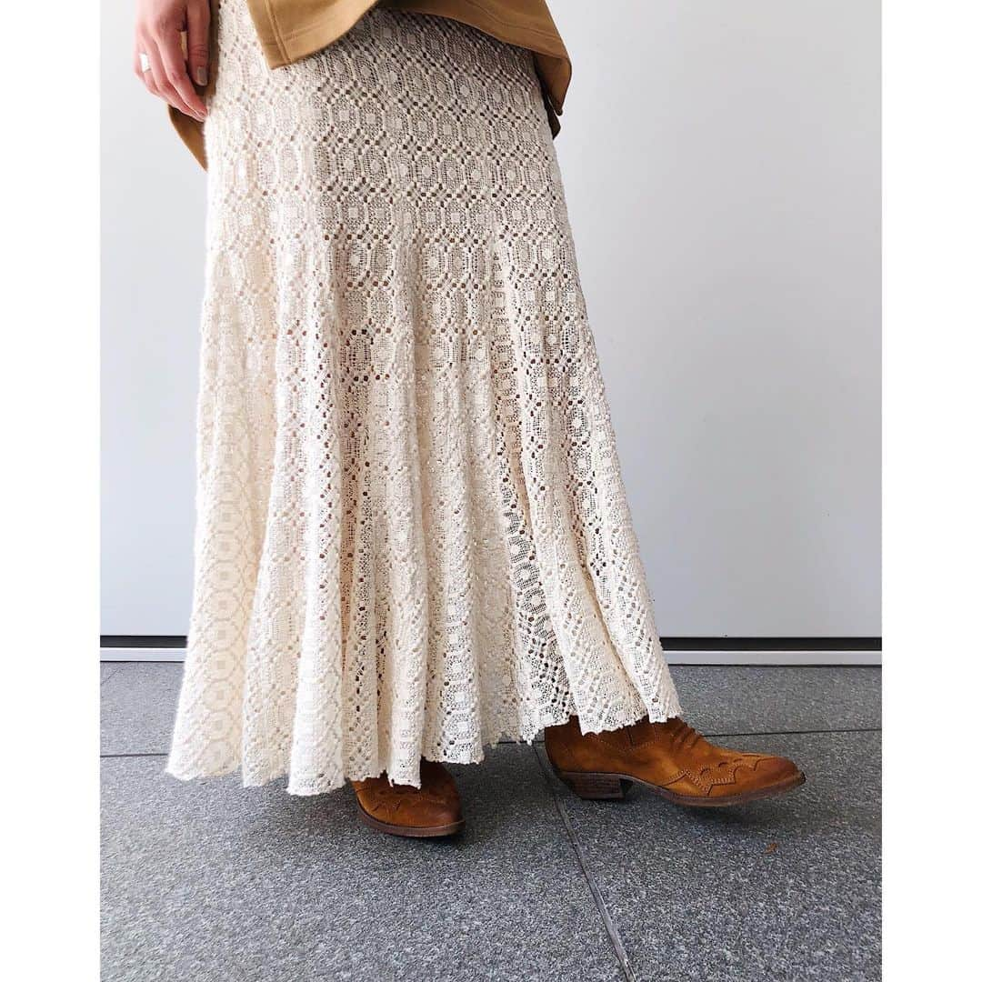 IÉNA LA BOUCLEさんのインスタグラム写真 - (IÉNA LA BOUCLEInstagram)「﻿ \restock item/﻿ -------------------------------- ﻿ ﻿ ご好評頂いております、﻿ Broche lace skirt﻿ 再入荷します…♥﻿ ﻿ 腰回りは程よくフィットし、﻿ 裾はボリューム感のある﻿ フレアシルエット。﻿ 女性らしいシルエットを演出してくれる。﻿ ﻿ -------------------------------- ﻿ ﻿ skirt【IENA LA BOUCLE】﻿ ¥32,000+tax﻿ col:シロ.チャイロ﻿ size:36.38﻿ no.19060914178030﻿ ﻿ Parker【IENA LA BOUCLE】﻿ ¥16,500+tax﻿ col:キャメル.グレー﻿ no.19070914179030﻿ ﻿ shoes【ROSEANNA】﻿ ¥66,000+tax﻿ size:36.37.38﻿ no.19093910007030﻿ --------------------------------﻿ ﻿ #iena_la_boucle﻿ #laboucle #iena﻿ #boucle_19aw」9月3日 21時39分 - iena.la.boucle.store