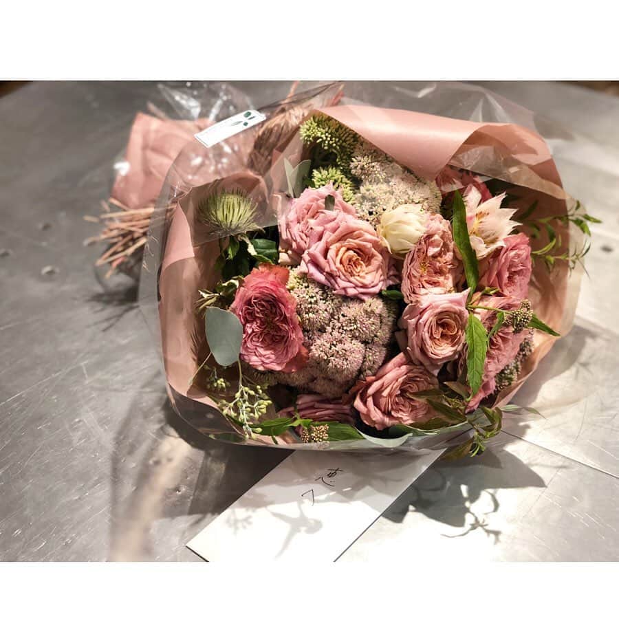 神崎恵さんのインスタグラム写真 - (神崎恵Instagram)「今日は結婚記念日でした。 昨日、仕事を終え夕飯の買い物をして帰ると、キッチンにお花と手紙が✉️ お花を贈る習慣のなかった主人が、こうしてお花をくれること。 テラスや庭に、「恵の色の花」といいながら、パープルの花をたくさん植えてくれること。 それまでは「なかったこと」が、「あり」になったり、変わったり、普通になったり。 一緒に生きていくって、面白いなと思います。 いつもいつもありがとう😌✨」9月3日 21時50分 - megumi_kanzaki