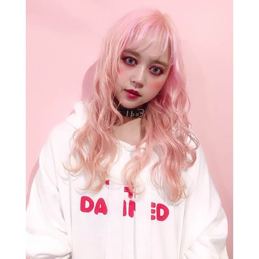 bettie'sclubさんのインスタグラム写真 - (bettie'sclubInstagram)「mimiちゃんカラーメンテナンスしました。 baby salmon pink♥︎♥︎ いつもありがとう。 ブリーチ+treatment colour💕 #Bettie #bettiehair」9月3日 21時43分 - bettie_tokyo