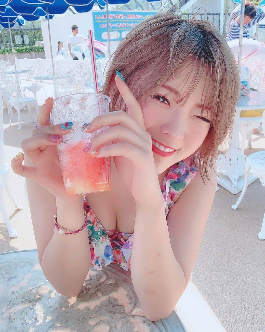 こなんさんのインスタグラム写真 - (こなんInstagram)「. . 今年の夏も最高だったな〜 いろんなプールも行けたし 水着も着れたからよかった🌞🎈 #夏の思い出#プール#ナガシマスパーランド#ナガシマ#大磯ロングビーチ#水着#来年は今年以上にスタイル良くなれるように頑張る」9月3日 21時43分 - konan_610