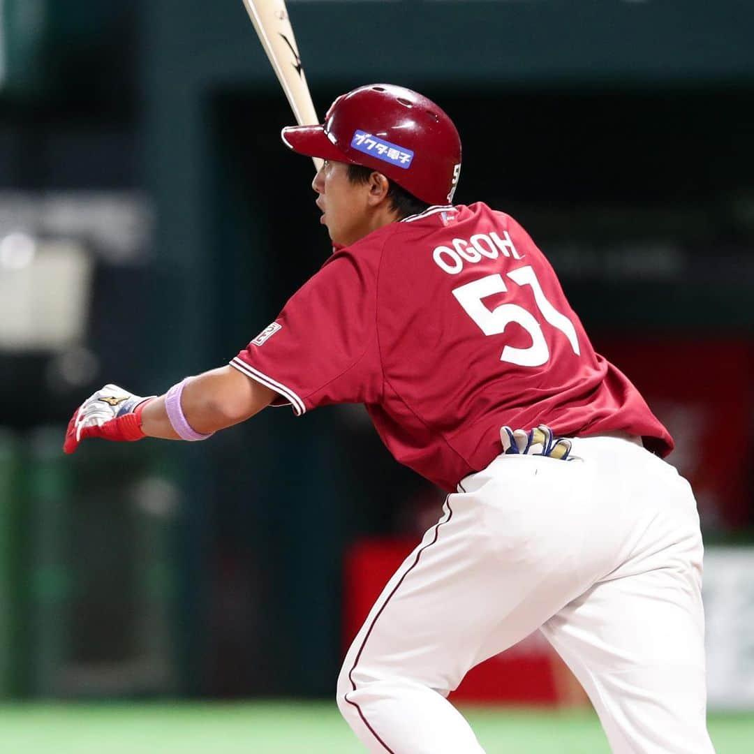 東北楽天ゴールデンイーグルスさんのインスタグラム写真 - (東北楽天ゴールデンイーグルスInstagram)「⚾️ ⚾️H 3-2 E⚾️ 3点ビハインドの8回に辰己選手が3号ソロ‼️ 辰己選手は1人気を吐く猛打賞の活躍👍🏼 そして小郷選手も続いてプロ初ホームランを放つ✨ そのあとの8回を無失点に抑えたブセニッツ選手は これで22試合連続自責点ゼロ💯 しかしあと1点及ばず首位ホークス相手に初戦を落とす。 #rakuteneagles #RESTART #日本一の東北へ #小郷裕哉  #辰己涼介  #ブセニッツ」9月3日 21時45分 - rakuten_eagles