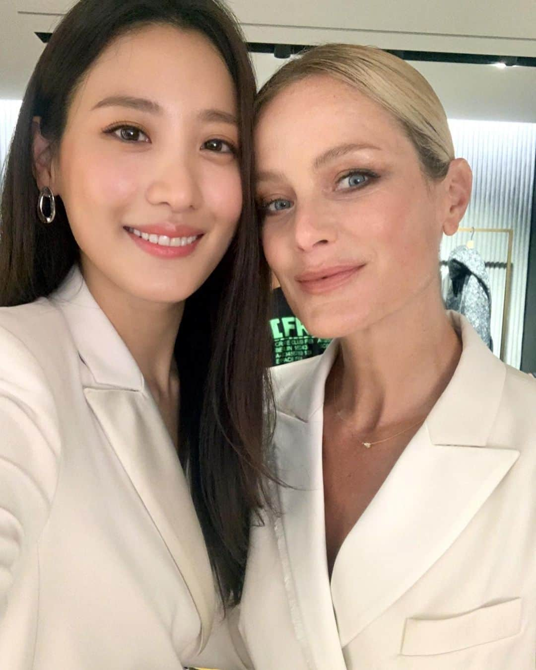 キム・スヒョンさんのインスタグラム写真 - (キム・スヒョンInstagram)「I had the privilege of meeting the stunning @carolynmurphy today. A longtime #MaxMara ambassador and one of my favorite supermodels/beauty icons of all time♥️ #MaxMaraWomen #MaxMara」9月3日 21時46分 - claudiashkim