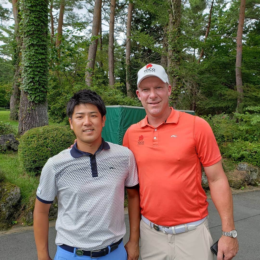のインスタグラム：「. . お久しぶりです👋 . 47thフジサンケイクラシック⛳️ マンデー通過しました‼️ . モンスターコース頑張って攻略💪💪 しっかり頑張ります‼️😳 . 最近左足首の激痛に悩まされてます。。 ファイテンさんにテープとMETAX LOTION BODY CARE LOTIONを頂きました‼️https://www.phiten.com/ . . レギュラーツアーに出ると毎回トレーニング.ケア.マッサージ.をしていただいているツアーフィットネスカーの成瀬トレーナー🗾👐ありがとうございます❗(写真がなくてすみません🙇) . .  本当に感謝‼️皆さんありがとうございます😊 . 『北川祐生』を応援よろしくお願い致します⛳️💯 . . Thank You🔫 .  #取手国際ゴルフ倶楽部#元気堂本舗#駿楽#関東サービス株式会社#KJUS#チュース#タイトリスト#FootJoy#IOMIC#HOMMONHAKATA#フジクラシャフト#感謝#JGTO#北川祐生#abematv#長尺パター#ファイテン」