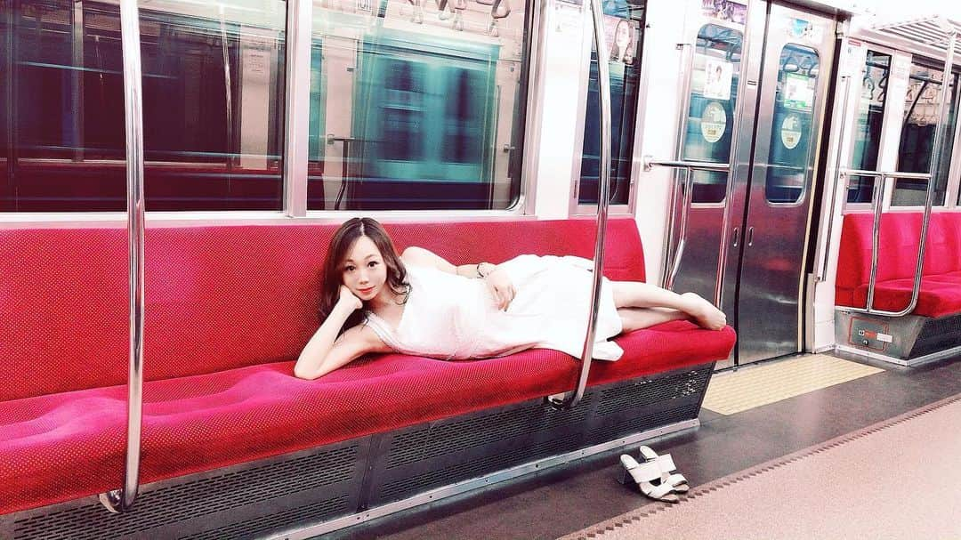 千咲まりさんのインスタグラム写真 - (千咲まりInstagram)「. 小田急線🚆 貸切電車だったので速攻グラビア📷💖笑 こんな機会なかなかないよね？🤔🥰 #電車グラビア #小田急線 #小田急 #電車  ﾟ＊.｡.＊ﾟ＊.｡.＊ﾟ＊.｡.＊ﾟ＊.｡.＊ﾟ  #門楼まりりん  #被写体 #被写体募集 #自画撮り  #カメラマンさんと繋がりたい #神奈川 #多摩区  #湘南 #新百合ヶ丘 #カメラマン募集  #撮影会モデル  #大食い #グラビアアイドル #グラビアタレント #17live公式ライバー #ティティーアンドコー  #BALENCIAGA #BALENCIAGAペーパー  #コメントは全て返信します  #1mmでもいいなと思ったらいいね #RTで私を有名にして下さい #フォローミー  #仕事下さい」9月3日 21時49分 - marilyn_ooguikoakuma