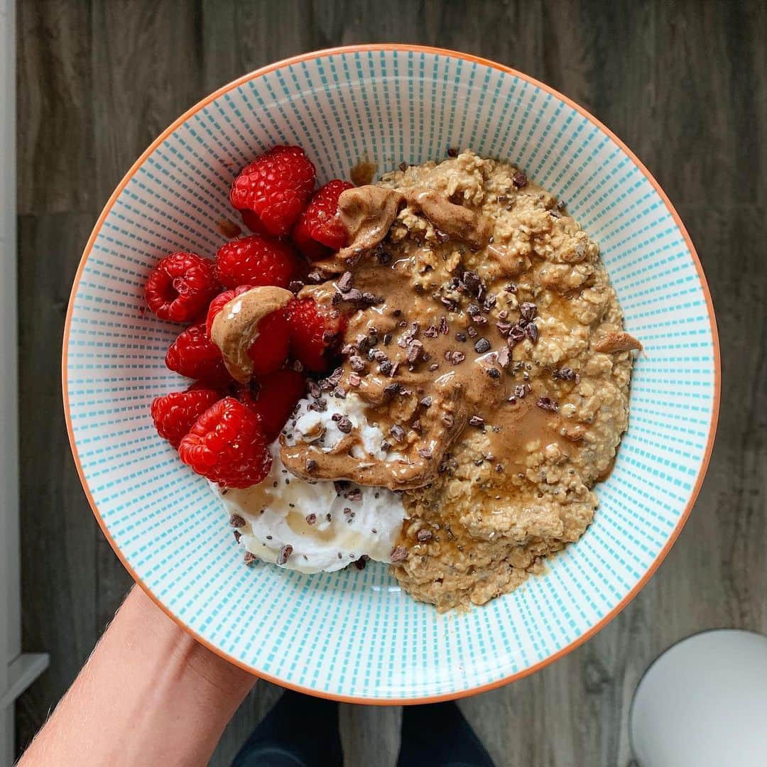 Zanna Van Dijkさんのインスタグラム写真 - (Zanna Van DijkInstagram)「It’s socially acceptable to have porridge for lunch right? 😋😅 Right here we have salted caramel and maca oats with coconut yoghurt, raspberries, almond butter, chia seeds and cacao nibs 😍🌱 I made the oats by mixing in @vivolife salted caramel vegan protein & their maca powder too! ✅ What’s your favourite porridge combination? And do you ever have it for lunch or dinner? Please tell me I’m not the only one 🤣 [I am a proud @vivolife ambassador for their incredible vegan, organic and carbon neutral supplements] 🌍💙 #vivolife #veganmeal #plantbased #plantpowered #veganeats #porridgeporn #plantsfortheplanet」9月3日 21時59分 - zannavandijk