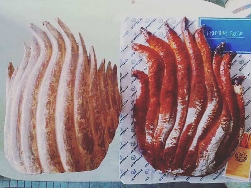 CHIPPRUSONのインスタグラム：「この前描いたフライヤーのモチーフの持ち主に試作第一弾のパンが届いて、並べて写真を撮ってもらえました。ふむ、参考になるものがフライヤーだけで、感覚で焼いたにしては結構似ているような気がする。細かいところはまた次の課題へ… 思っていたより色が薄いので、次は焼き色を調整しなければ、ですね。食べられるのがおもしろい！」
