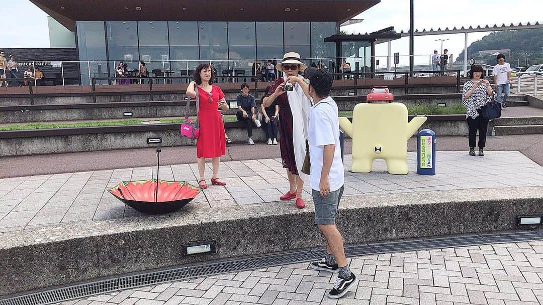 高見雄登のインスタグラム：「淡路島の山から無事に帰ってきました。 #夏休みはやっぱり短い 写真は洲本のサービスエリアで中国から来たマダムに写ルンですのシャッターを押してくださいと頼むぼく。 この後、kento fukayaといっしょにLINELIVEです。 よろしくお願いします！」