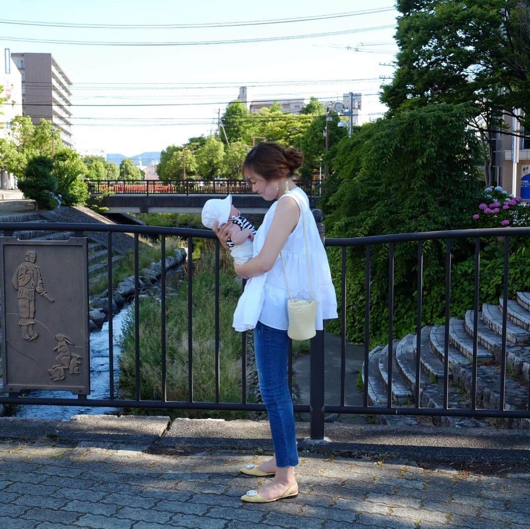 のインスタグラム：「いつかの記録👶🏻🐷💛 #生後2ヶ月 ほんとあっという間だなぁ。 春夏はイエローにハマってたなぁ。 ん？色々着てるか笑。🎨🍡🍭 秋冬は何色にハマるんだろう🐖💭 . #code #coordinate」