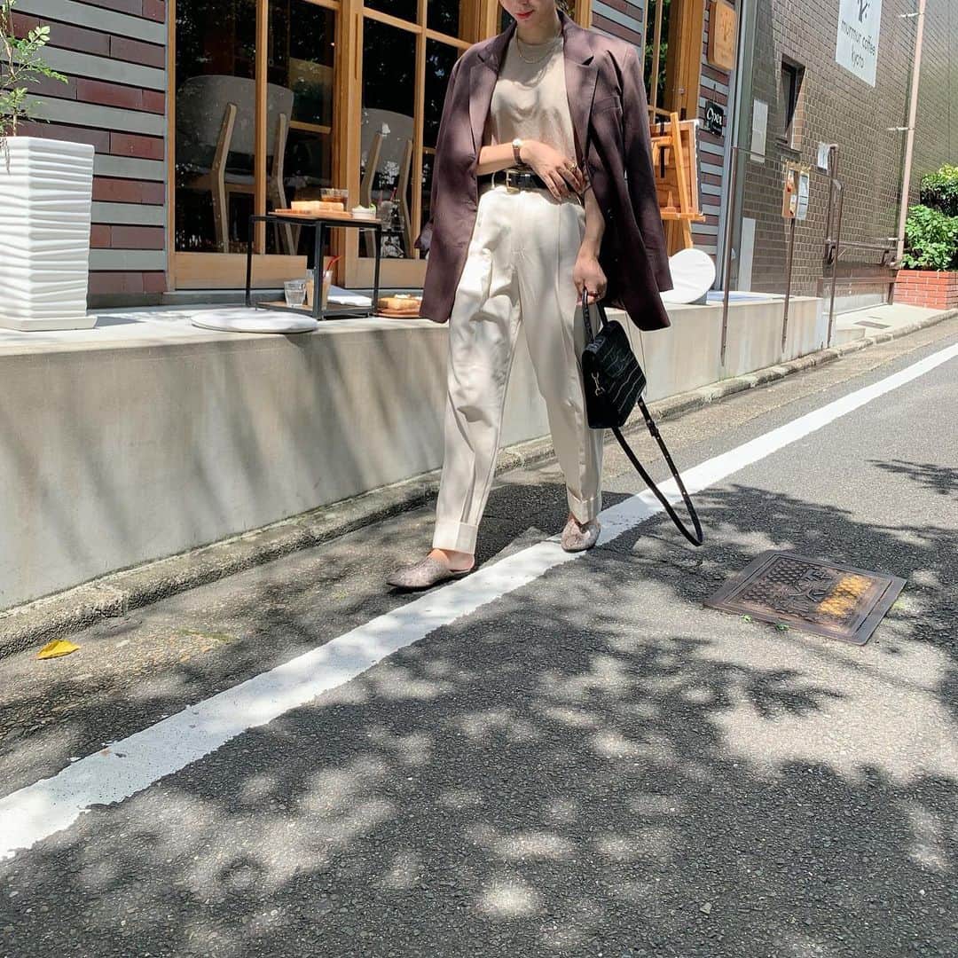 saanaaeのインスタグラム：「木漏れ日🌾 秋の匂いがしてきて大好きな季節なのに 今日はすんごい暑かった💭 #生成りのチノptほんとに2人ともお気に入りのやつ #秋はお気に入りが多すぎる困った🥺 #ぜーんぶ新作! #NUEのあき #まもなくです✍🏻 #NUEbyas」