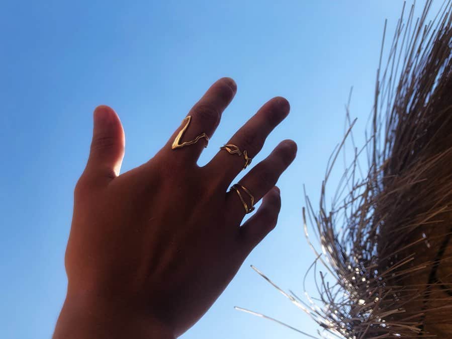 稲木ジョージのインスタグラム：「Kintsugi, the traditional restoration method that brings new life to shattered ceramics by leaving divine golden scars. @milamorejewelry applied this philosophy to human emotion. We’ve all been broken and we should embrace our flaws with our unique Kintsugi collection.  反響が大きかったミラモアの金継ぎリング。従来の金継ぎは、割れてしまった陶磁器を漆と金粉で修復するという日本が誇る伝統工芸。それをミラモアは、生々しいヒビのようなリングのデザインを人間の心に置き換えている。人は誰もが壊れた記憶や、コンプレックスがある。それを隠そうとする人が大半。自分の「壊れた」部分ひっくるめて自分が形成されていることを忘れがち。だからこそ、壊れた自分を受け入れ、愛することで、自信につながるのでは？傷負って乗り越えてきた人こそ、他人に優しく強い心を持ってるからね。 傷だらけの自分を誇りに持と^_^ ミラモア公式ウェブサイトにてフィロソフィーを読んで欲しいな😊  #MilamoreJewelry #Kintsugi #金継ぎ」