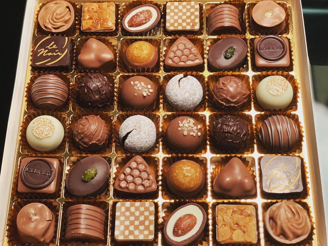 のインスタグラム：「スイスからのゲストが自宅にステイ中。 持ってきてくださったスイスのチョコレート。😍 ヤバイでしょ。😍 レダラッハのチョコです。 #laderach  #レダラッハ」