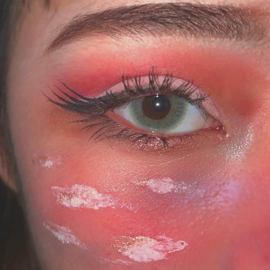 かれんのインスタグラム：「#makeup #🌹❤︎」