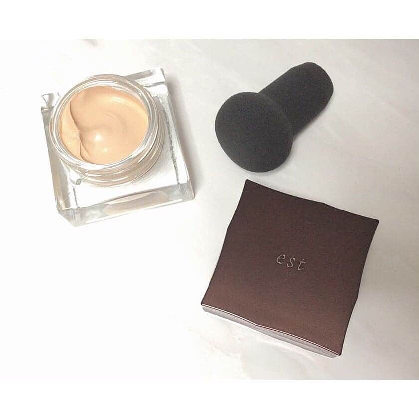 垰智子さんのインスタグラム写真 - (垰智子Instagram)「11月8日に新発売するestの新商品発表会に行って来ました♡ . 新発売するのは、3ステップスキンケアの#トリプルセラムケア とファンデーション✨ . 肌の中にある循環力に着目してつくられたセラムシリーズは、 炭酸の泡の美容液で肌を整え 、 今の自分の肌に必要なものを与えて、 自分のなりたい肌に必要なものを与える  という3ステップでケアが出来るようになってるの♪ . しかも、自分の肌に合わせてステップ2とステップ3のケアは選べるようになっているの☻ .  香りもとってもいい香りで1日の疲れをすーっと癒やしてくれる.。o○ . ファンデーションは、とにかく伸びが良いのにカバー力がしっかりとあって、それでいて艶が本当にスゴい！ . 肌にフィットするから、とっても艶がいきいきしてみえるの♡ . メイクをしてても、メイクをオフしてもいきいきとしたお肌がつくれるよ♫ . . #エストGP #トリプルセラムケア #美の循環力アップ #beauty #voce #vocemagazine #vocest #est #花王 #skincare #makeup #foundation #cosmetics #cosme #美容すきな人と繋がりたい」9月3日 22時07分 - taotao_tomo