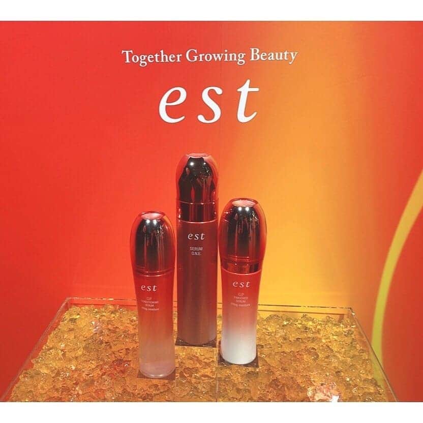垰智子さんのインスタグラム写真 - (垰智子Instagram)「11月8日に新発売するestの新商品発表会に行って来ました♡ . 新発売するのは、3ステップスキンケアの#トリプルセラムケア とファンデーション✨ . 肌の中にある循環力に着目してつくられたセラムシリーズは、 炭酸の泡の美容液で肌を整え 、 今の自分の肌に必要なものを与えて、 自分のなりたい肌に必要なものを与える  という3ステップでケアが出来るようになってるの♪ . しかも、自分の肌に合わせてステップ2とステップ3のケアは選べるようになっているの☻ .  香りもとってもいい香りで1日の疲れをすーっと癒やしてくれる.。o○ . ファンデーションは、とにかく伸びが良いのにカバー力がしっかりとあって、それでいて艶が本当にスゴい！ . 肌にフィットするから、とっても艶がいきいきしてみえるの♡ . メイクをしてても、メイクをオフしてもいきいきとしたお肌がつくれるよ♫ . . #エストGP #トリプルセラムケア #美の循環力アップ #beauty #voce #vocemagazine #vocest #est #花王 #skincare #makeup #foundation #cosmetics #cosme #美容すきな人と繋がりたい」9月3日 22時07分 - taotao_tomo